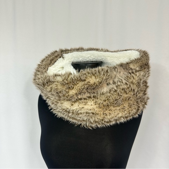 AMERICAN Eagle Faux Fur Infinity Scarf - Picture 1 of 2